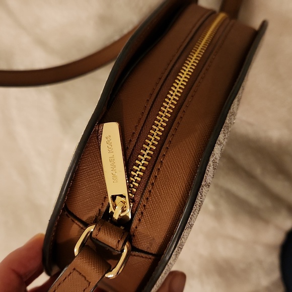 Michael Kors Jet Set Travel Crossbody in ivory - Picture 5 of 8